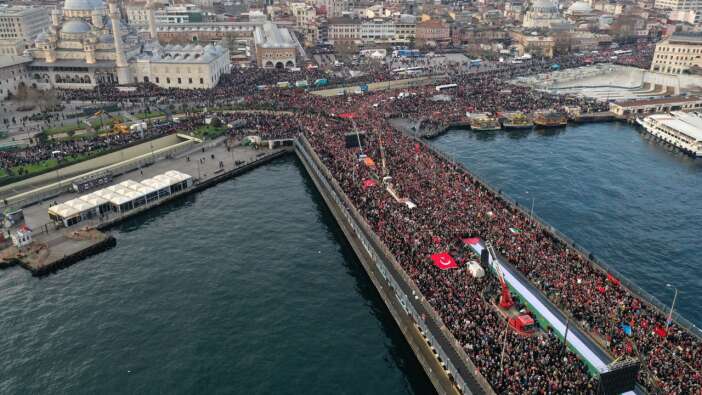 Galata Köprüsü'ndeki tarihi yürüyüş dünya basınında da yankı uyandırdı