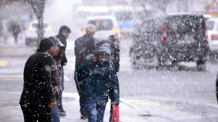Meteoroloji'den kar ve sağanak uyarısı! İstanbul için saat verildi...