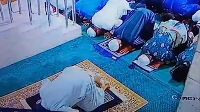 Kampung Baru Al Ula Camii imamı Andi Syamsul Bahri sabah namazını kıldırırken secdede can verdi!