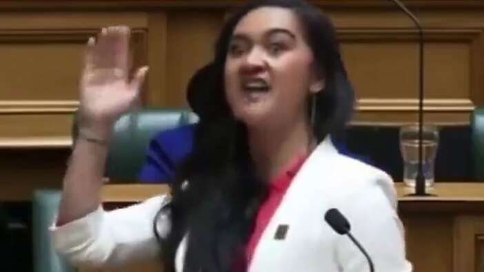 Yeni Zelanda Meclisi'nde Hana-Rawhiti Maipi-Clarke kürsüye çıkıp Haka dansı yaptı!