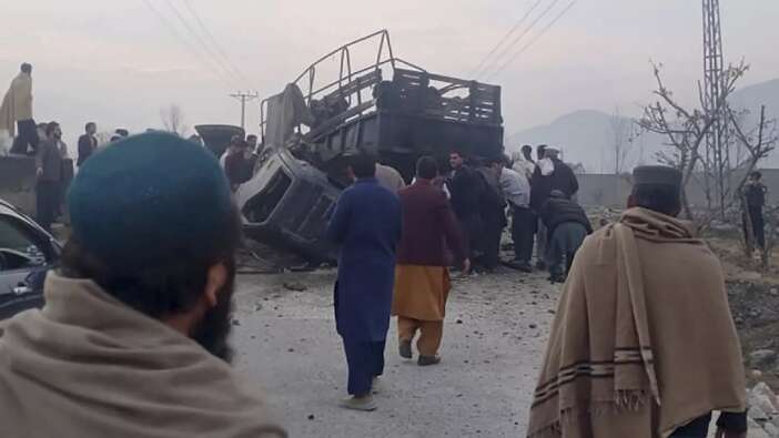 Pakistan'da sağlık çalışanları ve polis bombalı saldırıya uğradı: 6 polis hayatını kaybetti!