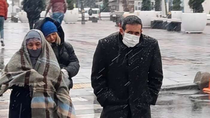 İstanbul'da yılın ilk karı yağdı! Beylikdüzü ve Sultangazi'de etkili oluyor...