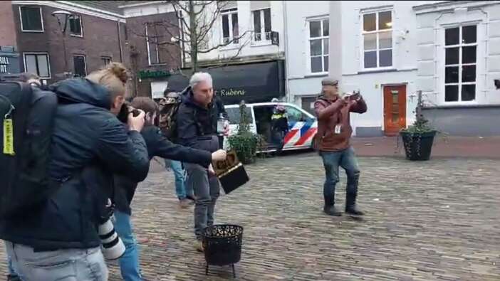 Hollanda'da Kuran-ı Kerim nüshası yakmaya çalışanlara polis göz yumdu!