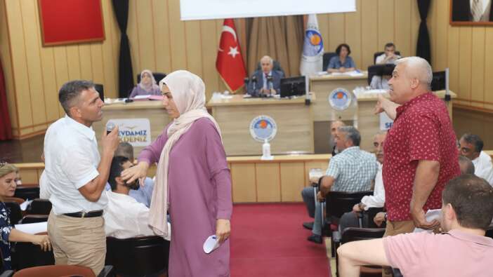 CHP'den "İstiklal Marşını okumak zorunda değilim" diyen DEM Parti adayına destek!