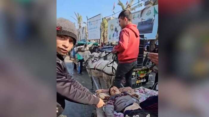 İnsanlık burada bitti! Gazze'de kalleş saldırıda yaralanan çocuk eşek arabasıyla taşındı!