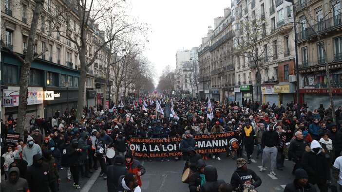 Fransa'da göçmenleri etkileyecek karar! Tartışmalı yasaya protesto!