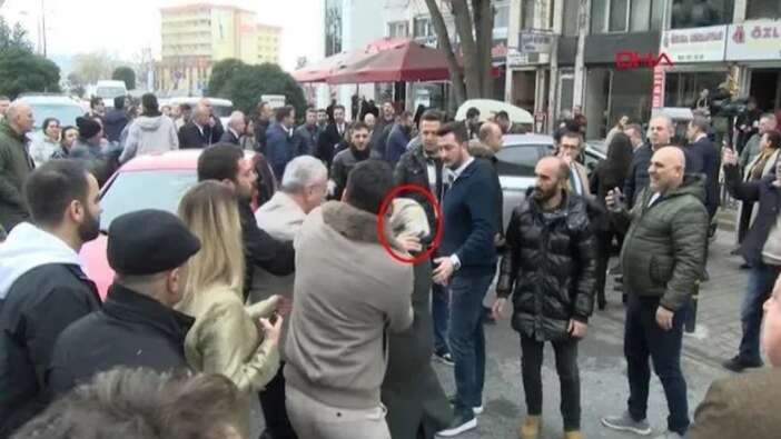 CHP'li Belediye Başkan Yardımcısı Hasan Akkuş'tan başörtülü kadına çirkin saldırı: Sana ne ulan or..