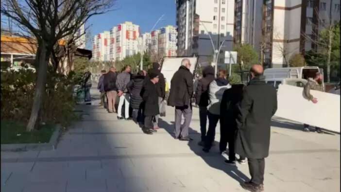 İmamoğlu prodüksiyon: CHP'li İBB oyuncu tutup Halk Ekmek kuyruğu oluşturdu!