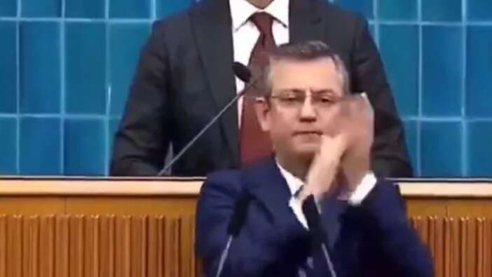CHP Lideri Özgür Özel'in kürsüde kendini alkışlayan komik görüntüleri gündem oldu!