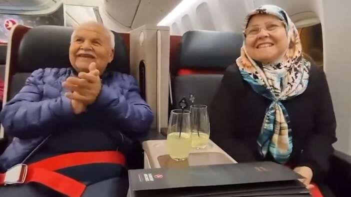 THY uçağında ilk astronotumuzun ailesini gururlandıran anons! Alper Gezeravcı’nın anne ve babası için iftihar vakti
