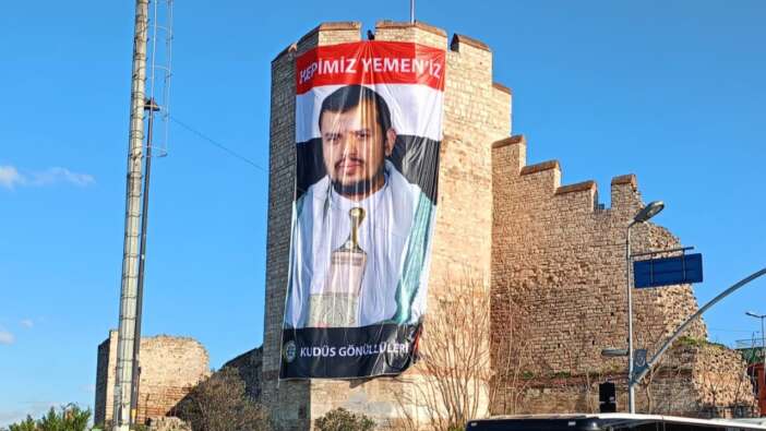 Saadet Partili gençler İstanbul surlarına Husi liderinin posterini astı!