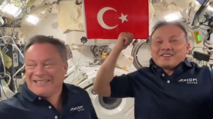 İlk Türk astronot Alper Gezeravcı sözleriyle yine göğsümüzü kabarttı! "Benim buraya gelmemi sağlayan Bayrağım."