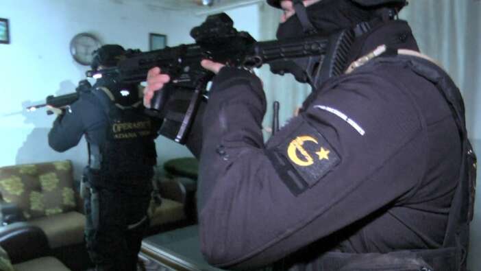 INTERPOL tarafından kırmızı bültenle aranan DEAŞ üyeleri Adana’da yakalandı
