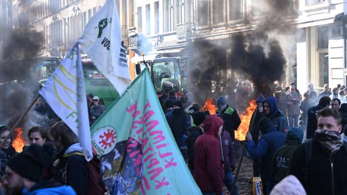 Belçika savaş alanı! Protestolar şiddetleniyor: Çiftçiler Avrupa Parlamentosu'nu ablukaya aldı