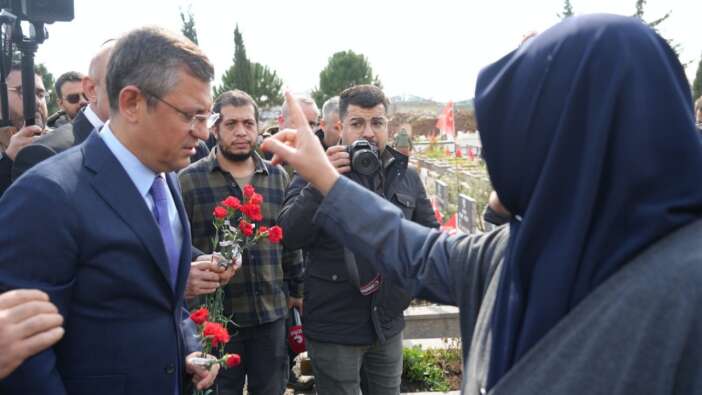 Deprem şehitliğini ziyaret eden Özgür Özel'e afetzededen tepki: Burası siyaset yeri değil!