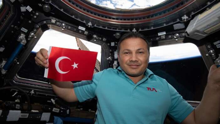 İlk Türk astronot Alper Gezeravcı Dünya'ya döndü!