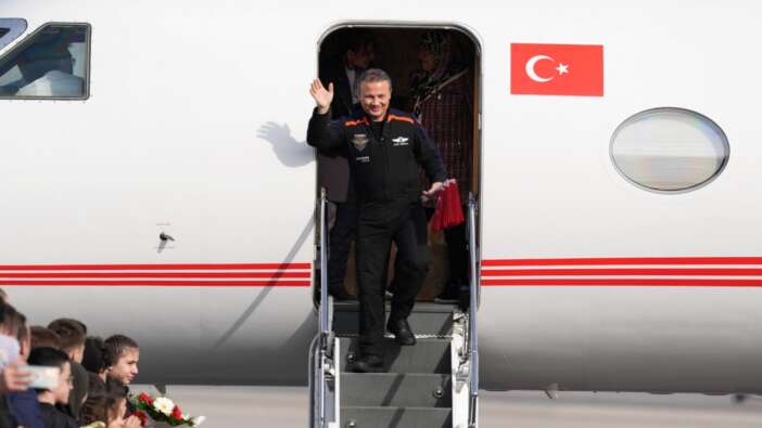 Alper Gezeravcı, Türkiye'ye döndü! İlk Türk astronotu taşıyan uçak Ankara'ya indi!
