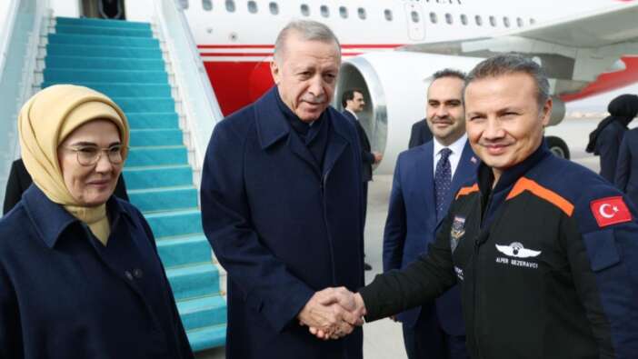 Cumhurbaşkanı Erdoğan, Alper Gezeravcı ile görüştü! Dikkat çeken Türk bayrağı detayı...