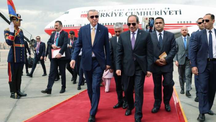 12 yıl sonra bir ilk... Cumhurbaşkanı Erdoğan Mısır'da! Sisi tarafından resmi törenle karşılandı...