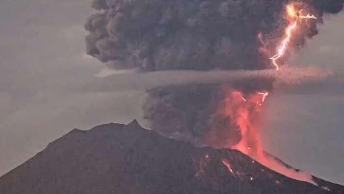 Japonya'daki Sakurajima Yanardağı patladı: Yıldırımlar eşliğinde alev püskürttü