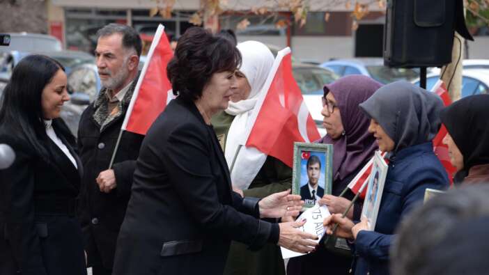 Usta sanatçı Hülya Koçyiğit Diyarbakır anneleriyle nöbet tuttu!