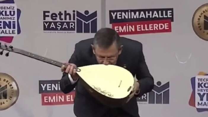 CHP'den Alevileri tasfiye eden Özgür Özel, Cemevi açılışında kendisine hediye edilen sazı öptü