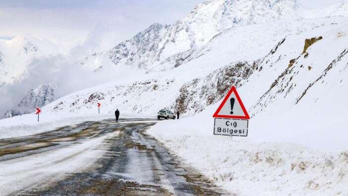 Meteoroloji'den kar ve çığ uyarısı... Bu illerde yaşayanlar dikkat!
