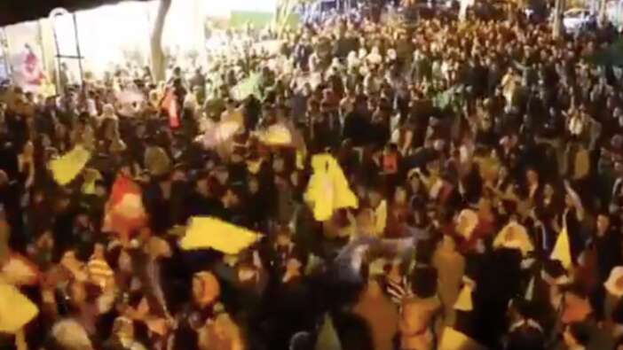 CHP, Mersin'de DEM'leniyor... Sevinçten paçavralar sallayarak Öcalan sloganları attılar!