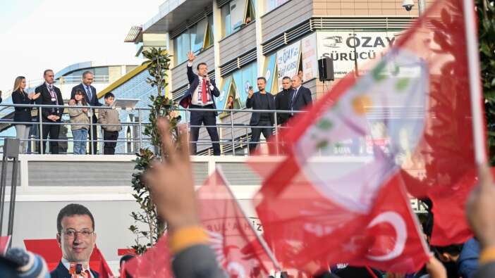 Siyasi pazarlık gün yüzüne çıktı: Ekrem İmamoğlu'nun mitinginde DEM Parti bayrakları dalgalandı