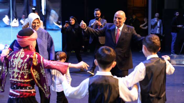 Ankara'da renkli görüntüler: Cumhur İttifakı ABB Başkan Adayı Turgut Altınok önce vaatlerini açıkladı sonra gençlerle Ankara havası oynadı