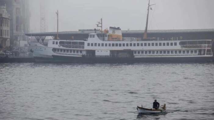 İstanbul'da yoğun sis: Göz gözü görmedi! Vapur seferleri iptal edildi