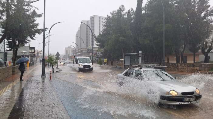 Antalya'da sağanak yağış etkili oldu! Vatandaşlar zor anlar yaşadı!