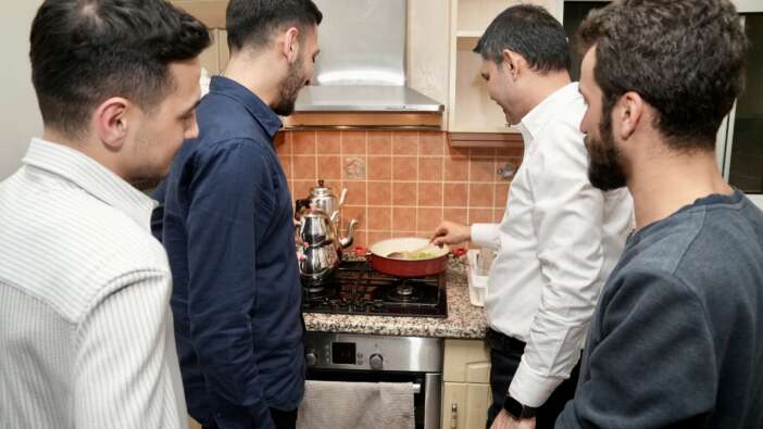 Murat Kurum gençlere misafir oldu! Sahur için mutfağa girip menemen yaptı: “Menemen soğansız olur”