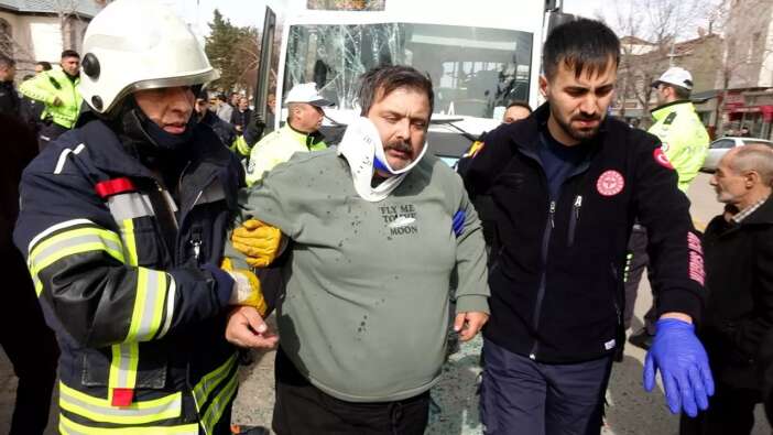 Halk otobüsü yolcu minibüsüne çarptı: Çok sayıda yaralı var
