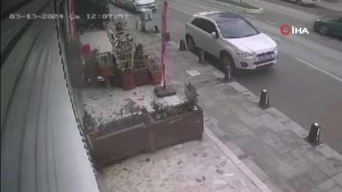Sancaktepe’de otomobille otobüsün kafa kafaya çarpıştığı kaza kamerada