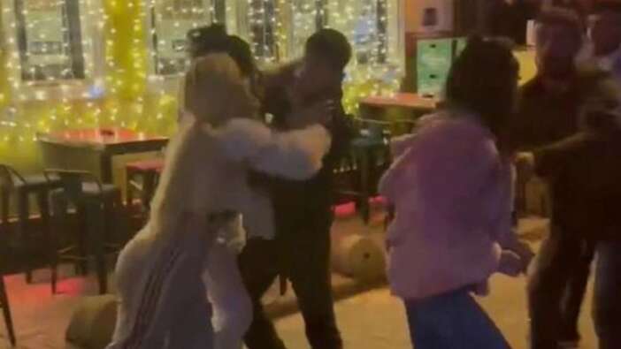 Taksim'in ortasında erkek arkadaşını başkasıyla gören kadın ortalığı birbirine kattı