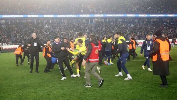 Trabzonspor-Fenerbahçe maçında çıkan olaylarla ilgili 12 kişi gözaltına alındı! Bakan Yerlikaya duyurdu...