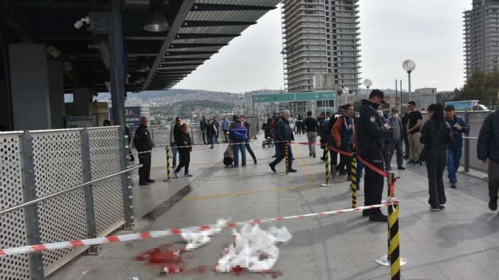 İzmir'de aktarma merkezi önünde silahlı saldırı!