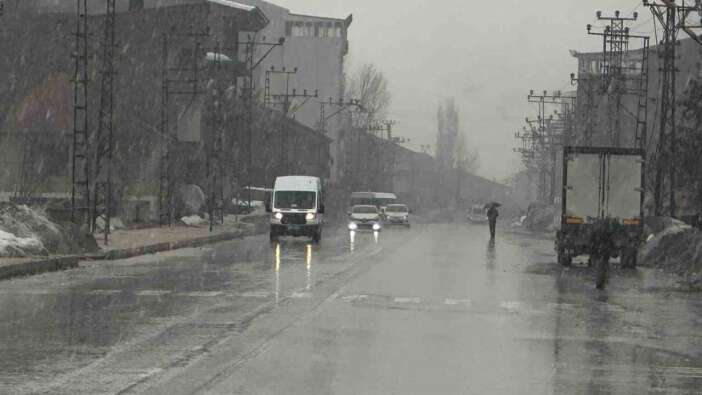 Yüksekova-Dağlıca karayolu ulaşıma kapandı