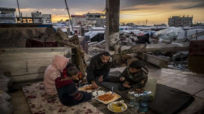 Açlığın hüküm sürdüğü Filistinli aileler bombalar altında iftar açıyor