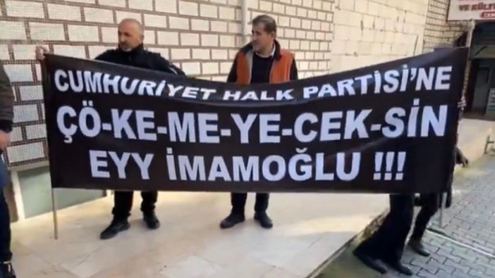 Cemevi önünde toplanan CHP'lilerden Ekrem İmamoğlu'na şok protesto!