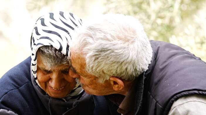 Gaziantep Büyükşehir Moral Evi'nde yarım asırlık bir aşk hikayesi... 3 yıl önce Alzheimer tanısı konulan eşini bir an olsun yalnız bırakmıyor