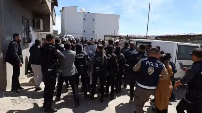 Şırnak'ta oy kullanmaya giden güvenlik güçlerine hakaret eden PKK yandaşları gözaltına alındı!