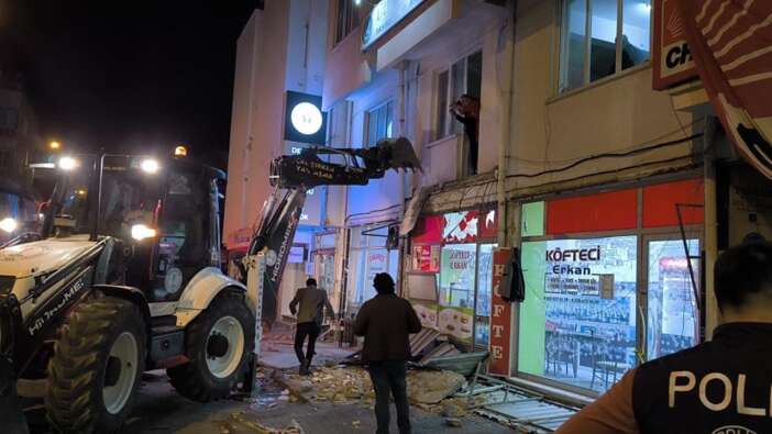 Kutlama sırasında çöken balkondan düşen CHP'li ilçe başkan yardımcısı yaşamını yitirdi