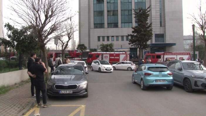 Kadıköy'de lüks plazada yangın çıktı! Çalışanlar tahliye edildi