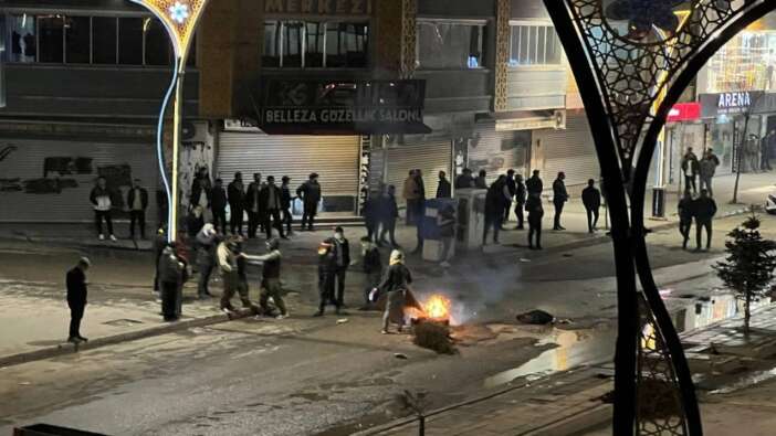 DEM Partililer Van'dan sonra Hakkari'yi de ateşe verdi!