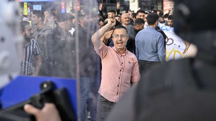 Esenyurt'ta izinsiz gösteri! Polisin uyarılarına rağmen dağılmadılar