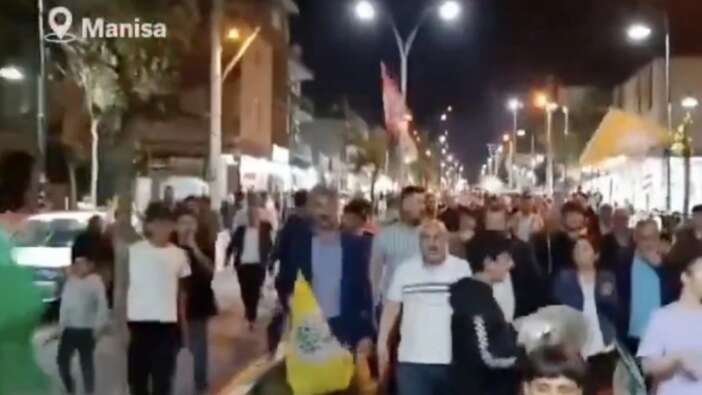 Van'da başlayan provokasyon Manisa'ya da sıçradı! DEM Partililer sokaklara çıktı! 'CHP uyuma' sloganları atılıyor...