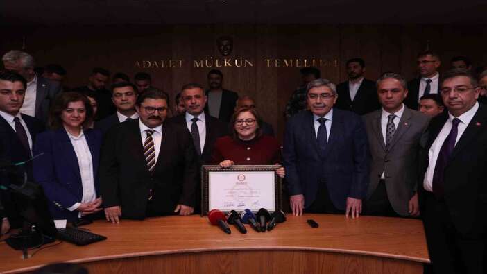 Gaziantep Büyükşehir Belediye Başkanlığı'na yeniden seçilen Fatma Şahin, mazbatasını aldı