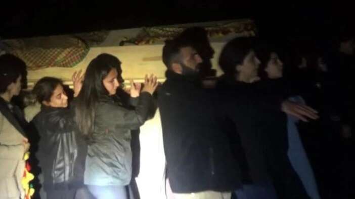 DEM Partili milletvekilinden skandal hareket! PKK'lı teröristin tabutunu taşıdı...